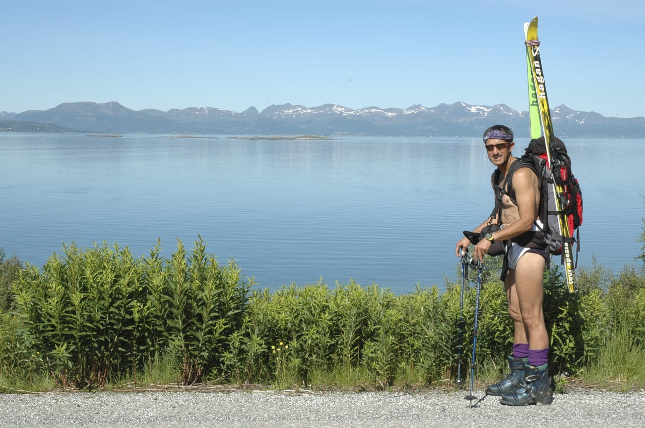 SOMMEREN 2005: Det var en god sommer. Også for oss som har litt absurde interesser; som for eksempel skiturer om sommeren, min favorittaktivitet! Bildet er tatt 1.juli i Lofoten. Foto: Åke Hedlund