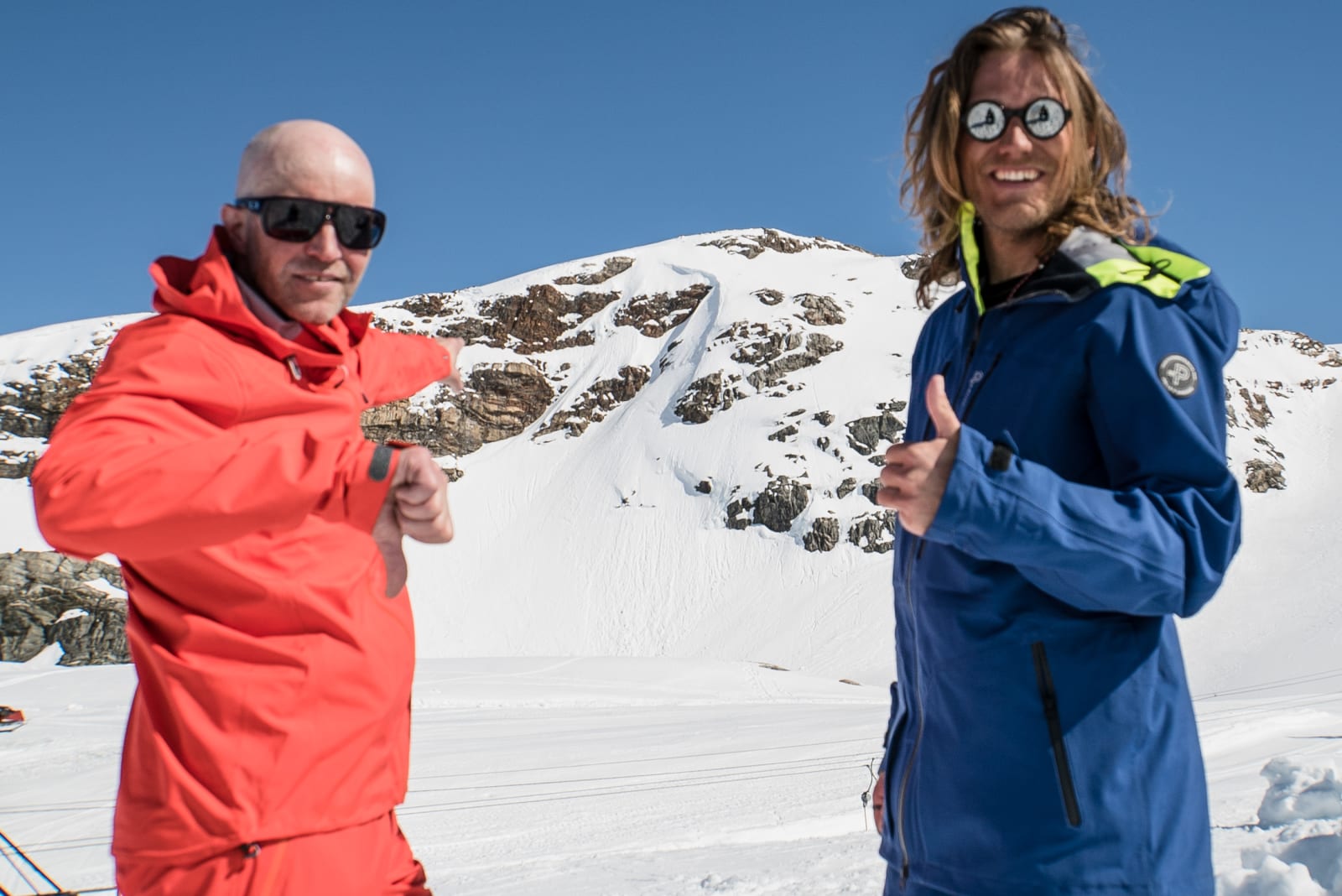 BRATT: Bård Smestad og Wille Lindberg står igjen med litt forskjellig erfaring etter at de tok seg ned renna i bakgrunnen (som faktisk ligger midt i Folgefonna Skisenter, rett til venstre for heisen. Bilde: Christian Nerdrum