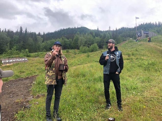 DRØMMEJOBB: Robert (til venstre) og Marius Håker var speakere på Huckfest. Foto: Privat