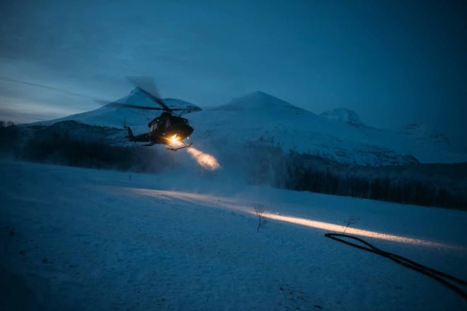 STORE RESSURSER: Redningsarbeidet i Tamokdalen er omfattende, men den siste av de tre omkomne i skredtragedien blir ikke hentet ned med det første. Foto: Sjur Melsås
