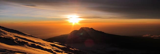 Soloppgang over Mawenzi (5149 moh.) Bildet er tatt rett nedenfor Uhuru Peak.