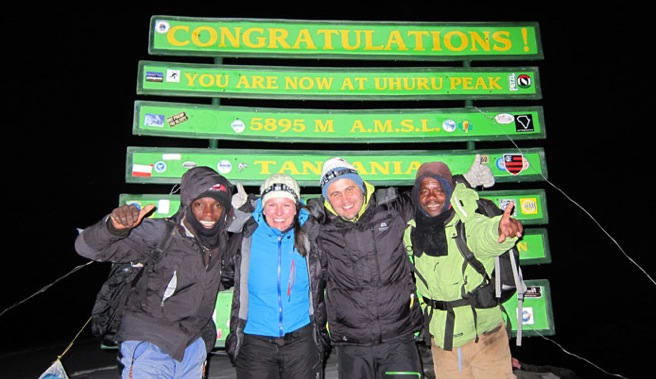 TOPPEN ER NÅDD: 6. mars 2012: En fornøyd gjeng på Afrikas tak! Erick til venstre, Joseph til høyre.
