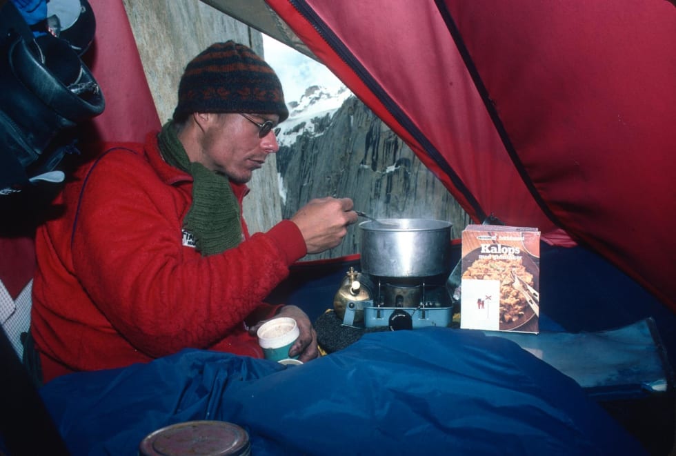 Middagstid på trango: Mat kokes på et klassisk 80-talls stormkjøkken. Foto: Stein P. Aasheim