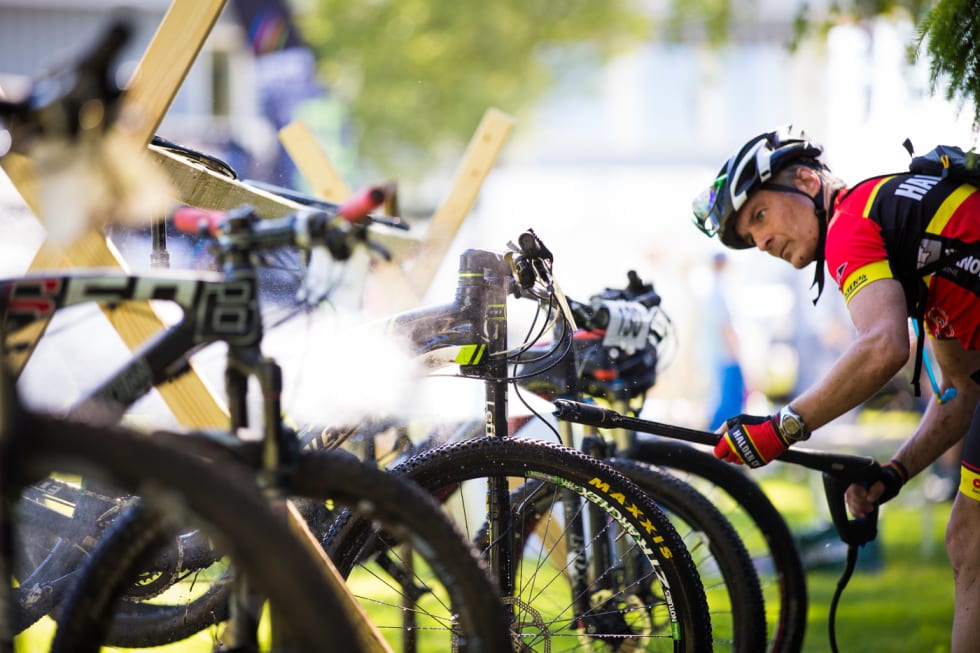 SYKKELVASK: Det var tørt, men likevel behov for vasking av sykler etter målgang. (foto: Snorre Veggan) skjebergrittet-0719a