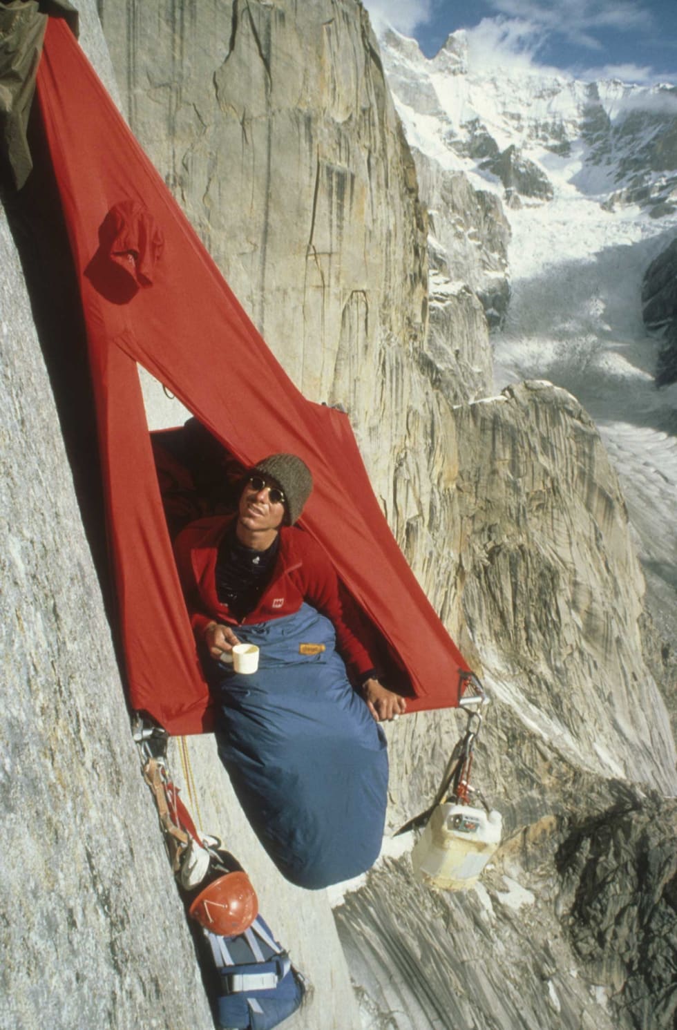 Livet på Trango: The Norwegian Trange Expedition 1984 er en av de store milepælene i norsk klatrehistorie. Her opplever Dag regn på nedre del av pillaren, og morgenstund i port-a-ledgen. Begge foto: Stein P. Aasheim