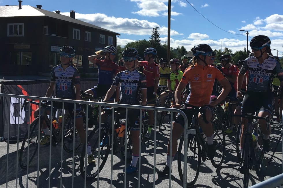 START I HEMSEDAL: Damefeltet før start på tredje etappe i Tour de Hallingdal. Foto: Ingeborg Scheve Damestart Stage 3 - Scheve 1200x800