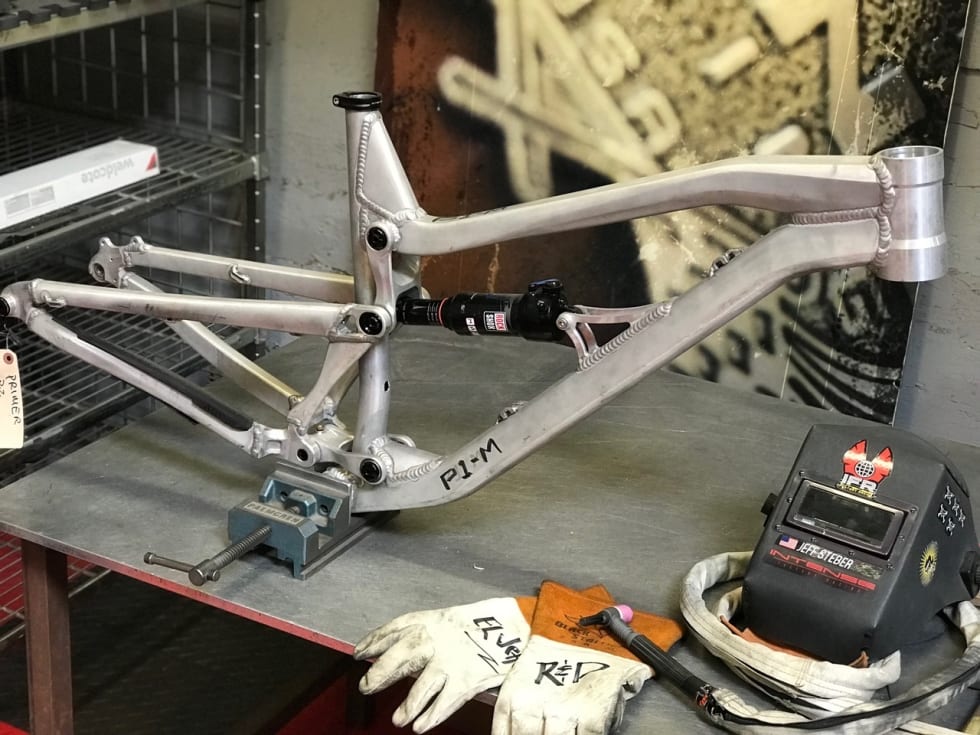 ALU-PROTO: Intense-gründer Jeff Steber sveiser prototypene selv i aluminium.