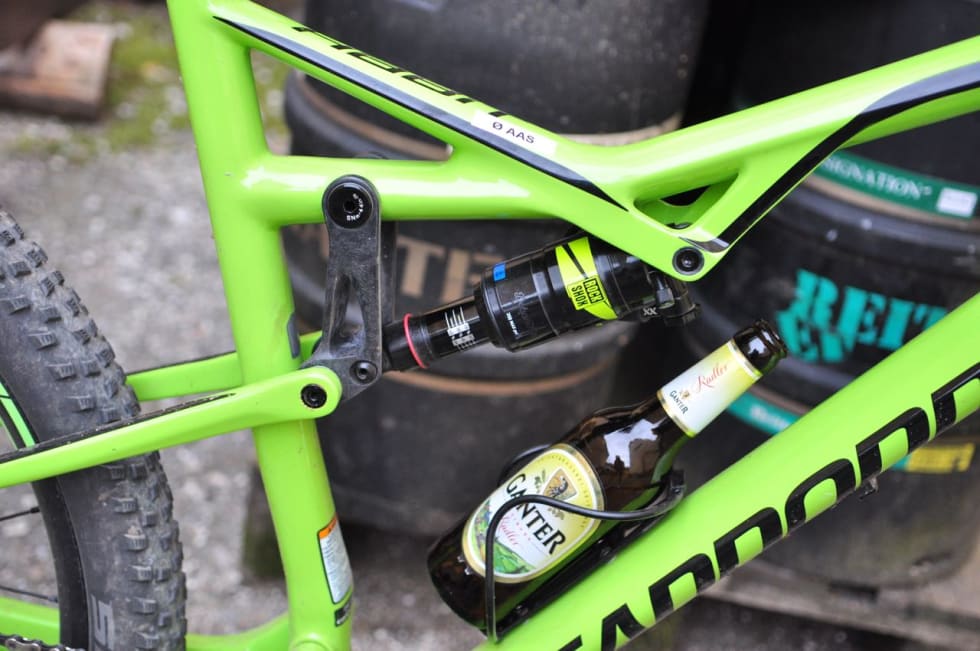 NORMALT: Demperplassering under overrøret og standard bakdemper er nærmest en nyhet fra Cannondale.