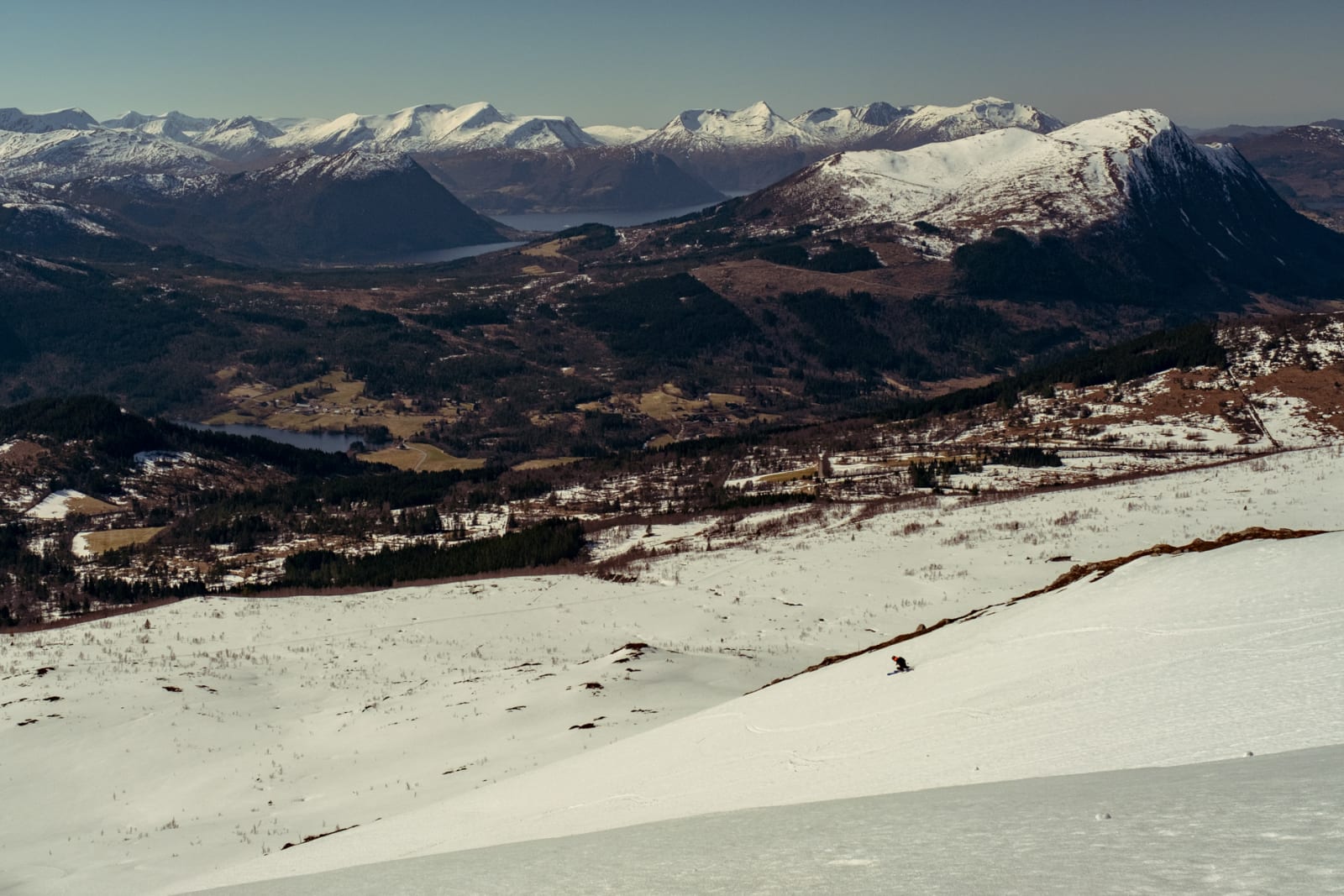 RUND AV MED ET BAD I FJORDEN: Rett ut fra den øverste heisen i Ørtsa Skisenter får du denne utsikten og skikjøringen. Bilde: Bård Gundersen