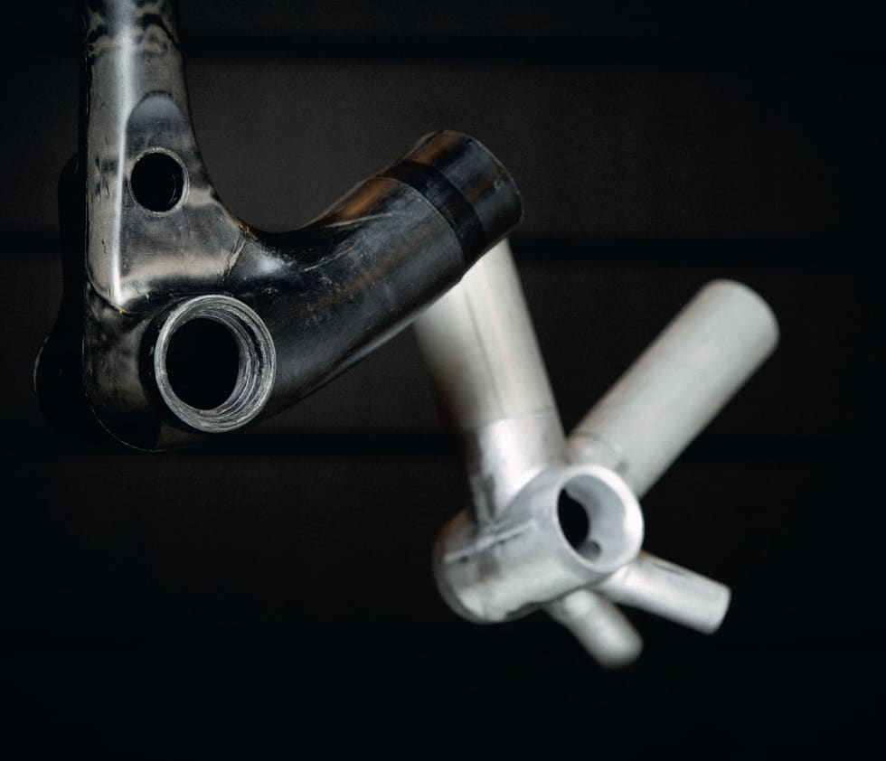 METALL OG KULLFIBER: Veien har gått fra stål, via aluminium til karbon. Nå er sistnevnte materiale markedsledende. Foto: Kristoffer H. Kippernes