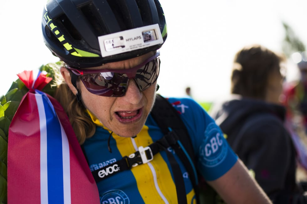 SLITEN: Det var en sliten Jennie Stenerhag som fikk seierskransen etter den tette kampen med Hildegunn Hovdenak. Foto: Snorre Veggan 5 - birken2017-9375a