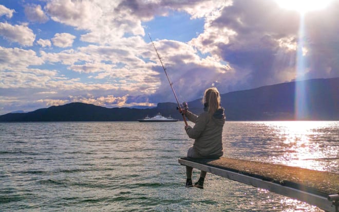 SOMMERIDYLL: Johanne trives med fiskestanga.