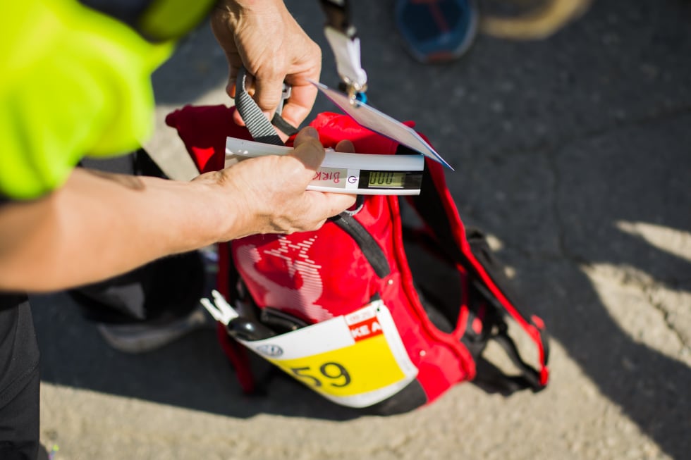 SEKKEKONTROLL: Sekken skal veie 3,5 kg og ha et minimums innhold. Foto: Snorre Veggan 7 - birken2017-9416a