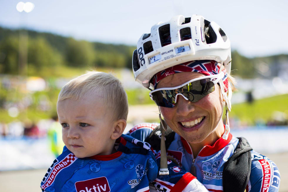 REKRUTT: Borghild Løvset endte ikke på pallen, men fikk likevel raskt besøk av hennes fremste supporter i målområdet. Foto: Snorre Veggan. Foto: Snorre Veggan 8 - birken2017-9421a