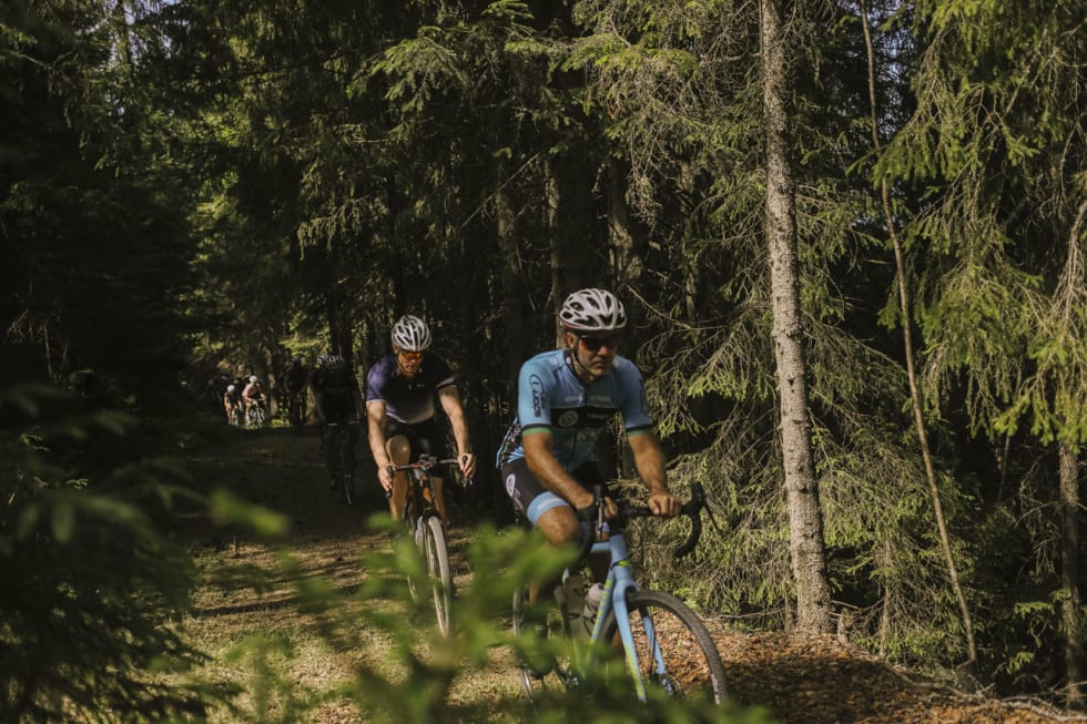 GLENNE I SKOGEN: Løypen gikk på en miks av asfalt, grus og kjerreveier. Flere deltagere fullførte med racer, groveste redskap var en fulldemper.