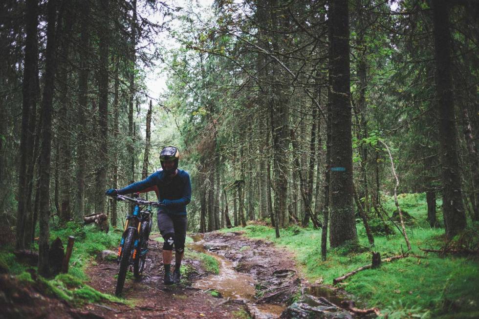 JOVIALT: I enduro senkes tempoet mellom etappene, og det blir mer tid til sosialisering. Det har Ola lært seg å sette pris på.