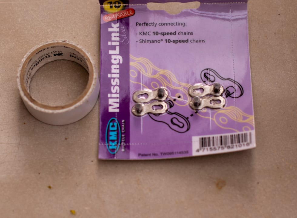 ALLTID BEREDT: Ta litt tape og et kjedeledd som passer ditt kjede. Om det er KMC eller SRAM spiller ingen rolle, det som betyr noe er om det er til ni-, ti- eller 11-delt.