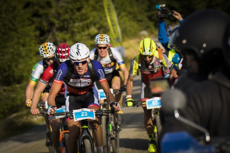 FELTREPORTER: NRKs Morten Stenberg fulgte eliten på motorsykkel og kunne både rapportere og intervjue fra motorsykkelen. Foto: Snorre Veggan 15 - birken2017-9847a