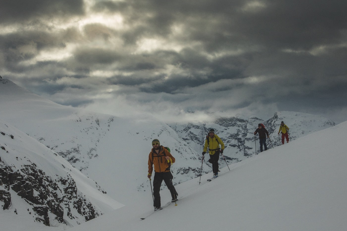 Skimaker Endre Hals leder an på første dag, fra Grøvdal opp mot Svartvassbu, mens skylaget gjør seg klar til litt påfyll av snø over natten. Foto: Matti Bernitz Pedersen