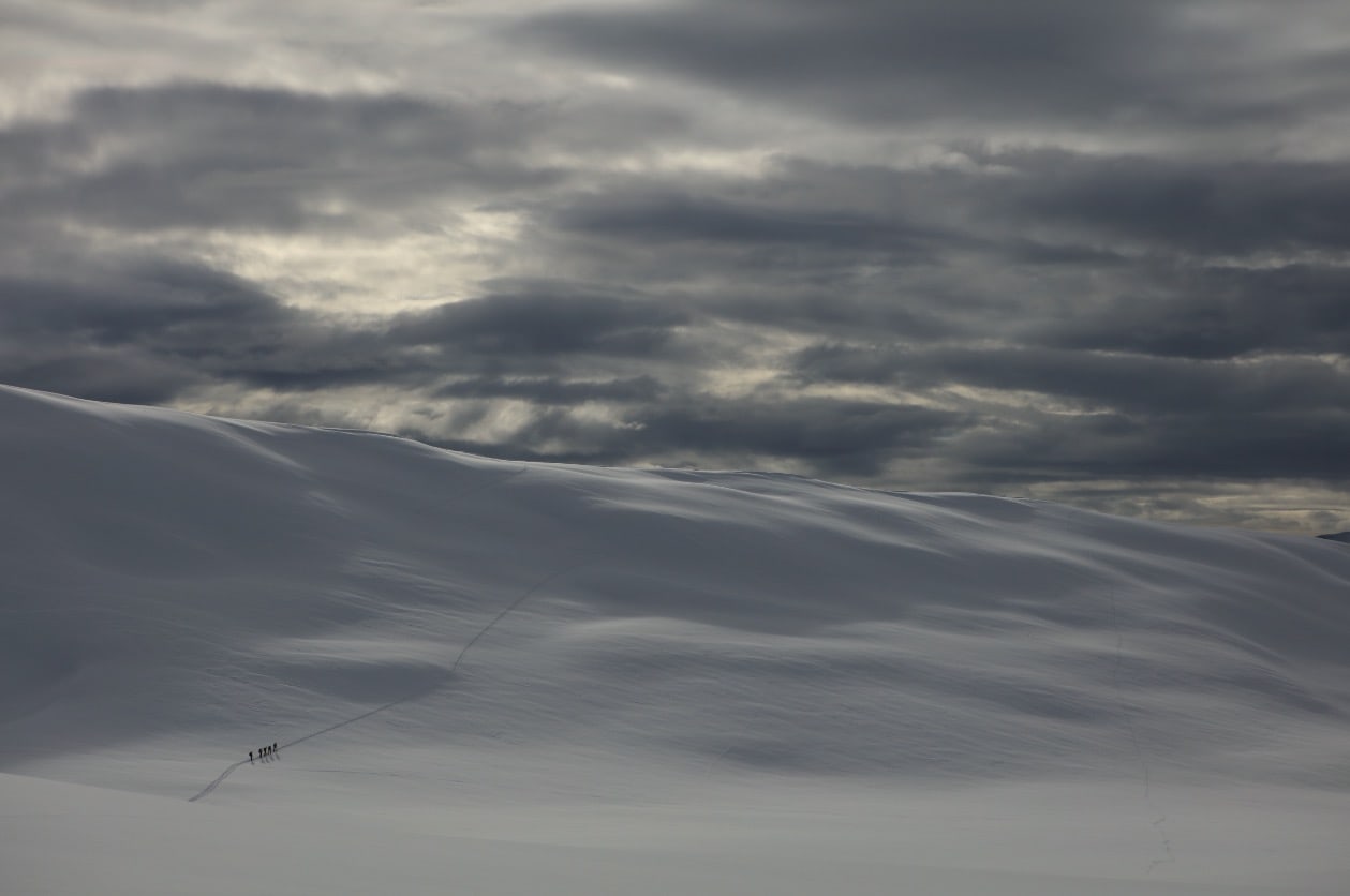 I SAMLET TROPP: Siste oppstigning mot Steinberget, før turen avsluttes på tunet foran Romsdal Lodge, der Bjørn har ryddet en liten, hemmelig trasé. Foto: Matti Bernitz Pedersen