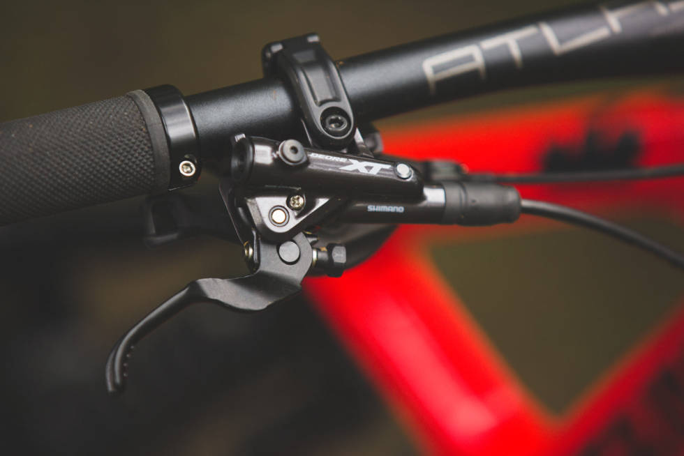 KRAFTIGE BREMSER: Shimanos XT-bremser er solide all-roundere med masse kraft.
