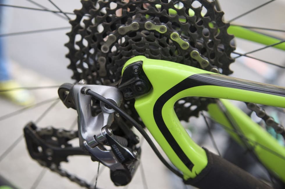 VIPP: Cannondale har bygget inn et ledd i selve girøret. Dette vipper ut av veien når du skal ta ut hjulet ved en punktering. Smart!