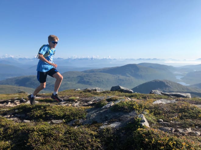 TRENING: Trim i fjellet og sosialisering er sentralt i ungdomscampen i Romsdal. Foto: Arnt Owe Røed
