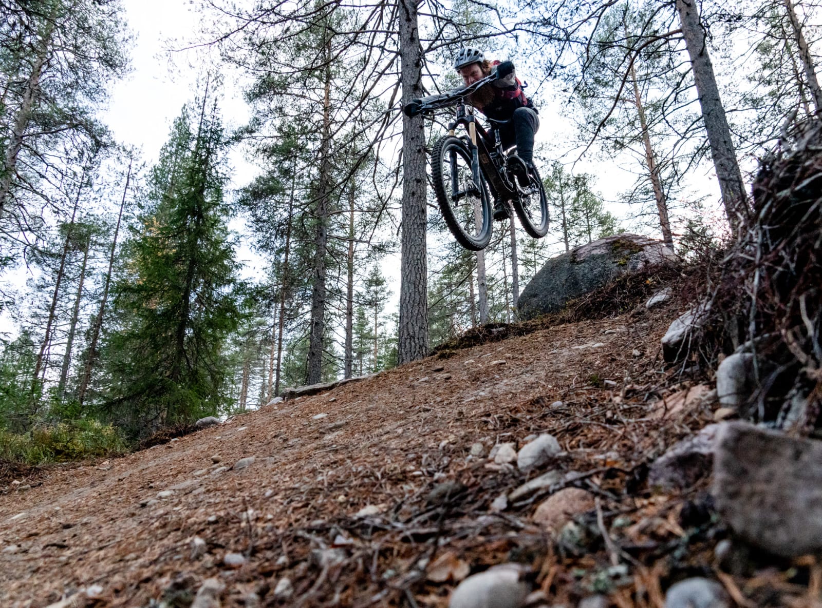 DROPP: Aslak Mørstad viser hvordan ut en stein med blind landing i Trysil. Bilde: Christian Nerdrum