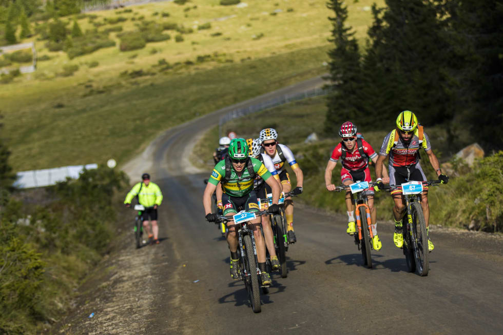 BERYKTET: Rosinbakken er beryktet og mange må ta beina fatt, spesielt blant de siste i rittet. I elitefeltet er det imidlertid ikke snakk om å sette ned foten. Foto: Snorre Veggan 21 - birken2017-0232a