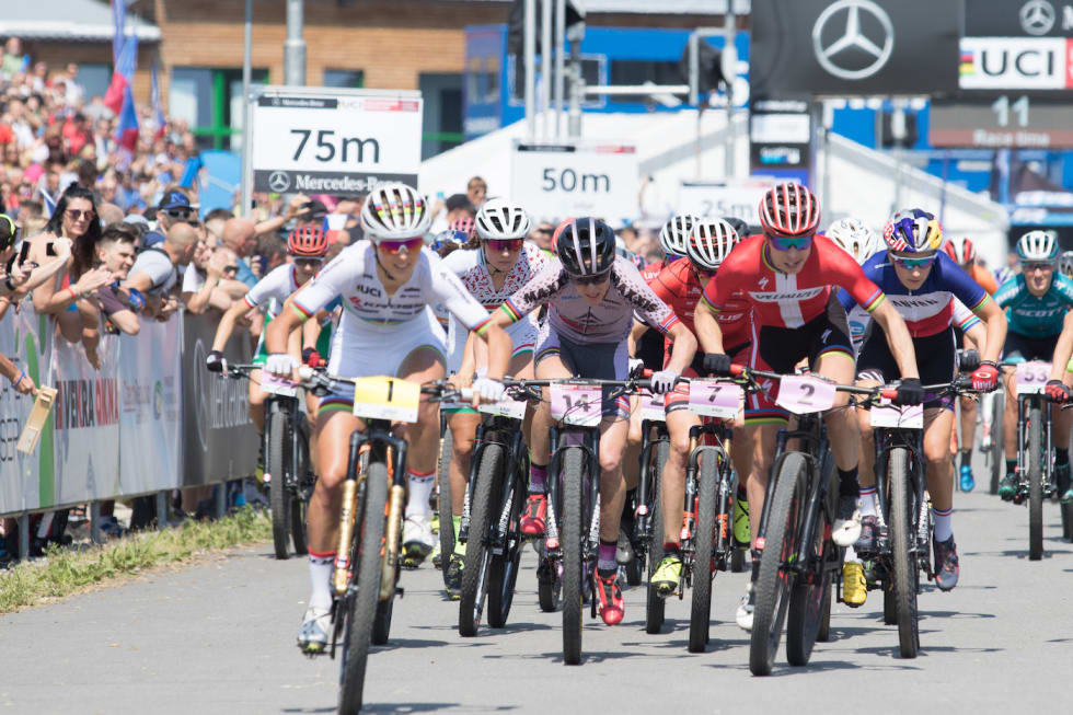 Gunn-Rita Dahle Flesjå (14) kom på sjetteplass i rundbanerittet i Nove Mesto, men var et stykke fra pallen. Rittet ble et sekundoppgjør i favør Annika Langvad (1) mot Jolanda Neff (2). Foto: Bengt Ove Sannes Annika Langvad - Gunn-Rita Dahle Flesjå 14 - Jolanda Neff - XC WC Nove Mesto 2018 - Bengt Ove Sannes 1400x933