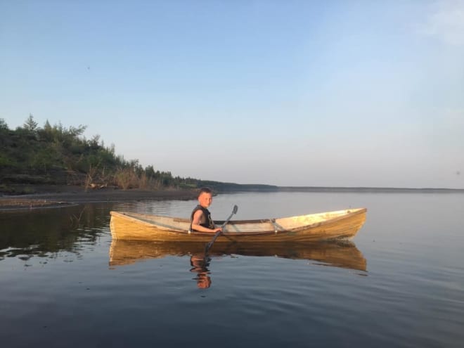 I EN ANNEN BÅT: En Lokal gutt i en logtka, tradisjonell farkost. Foto: Privat