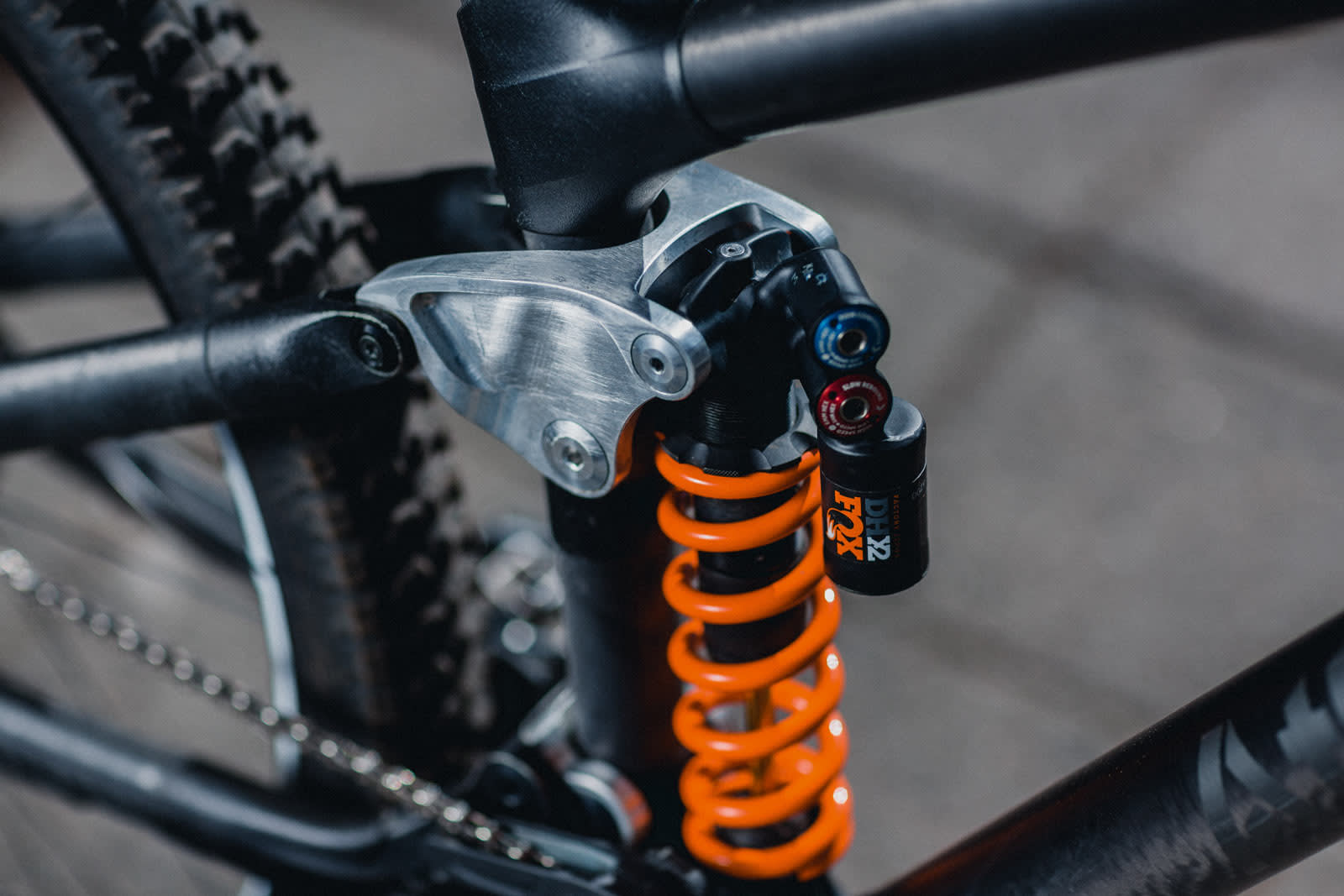 HELT RÅ: Rå materialer og lite innpakning er en gjenganger på sykkelen. Bakrammen dempes av en Fox DHX2-bakdemper med en 475-punds fjær.