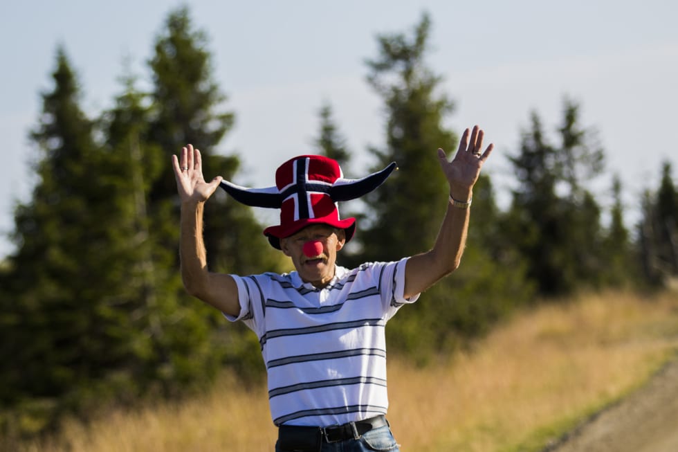 LIV: Selv når herrenes elitefelt kommer er det liv over Elgåsen, selv om klokken nærmer seg 18. Foto: Snorre Veggan 23 - birken2017-0447a