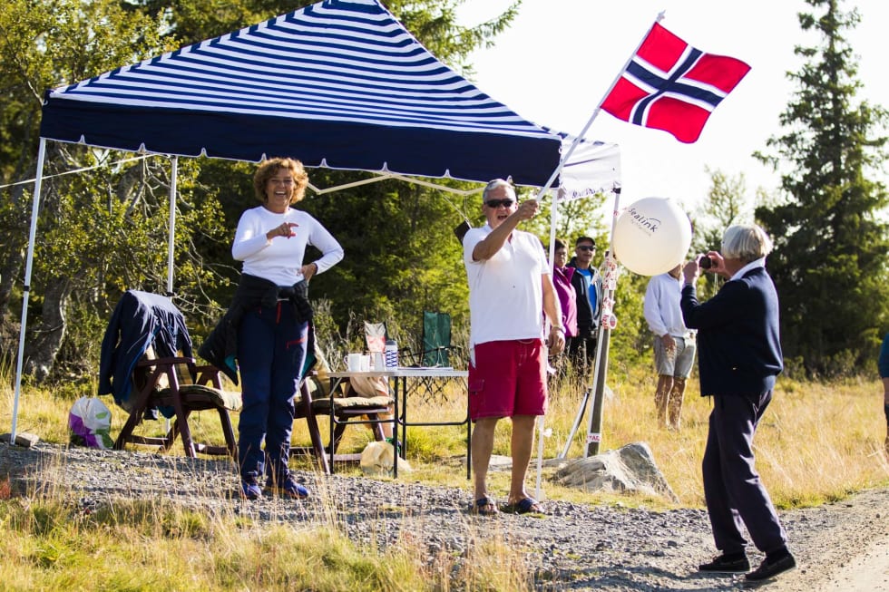 LIV 2: Telt, flagg, mat og drikke er standardutstyr blant mange av tilskuerne. Foto: Snorre Veggan 25 - birken2017-0413a