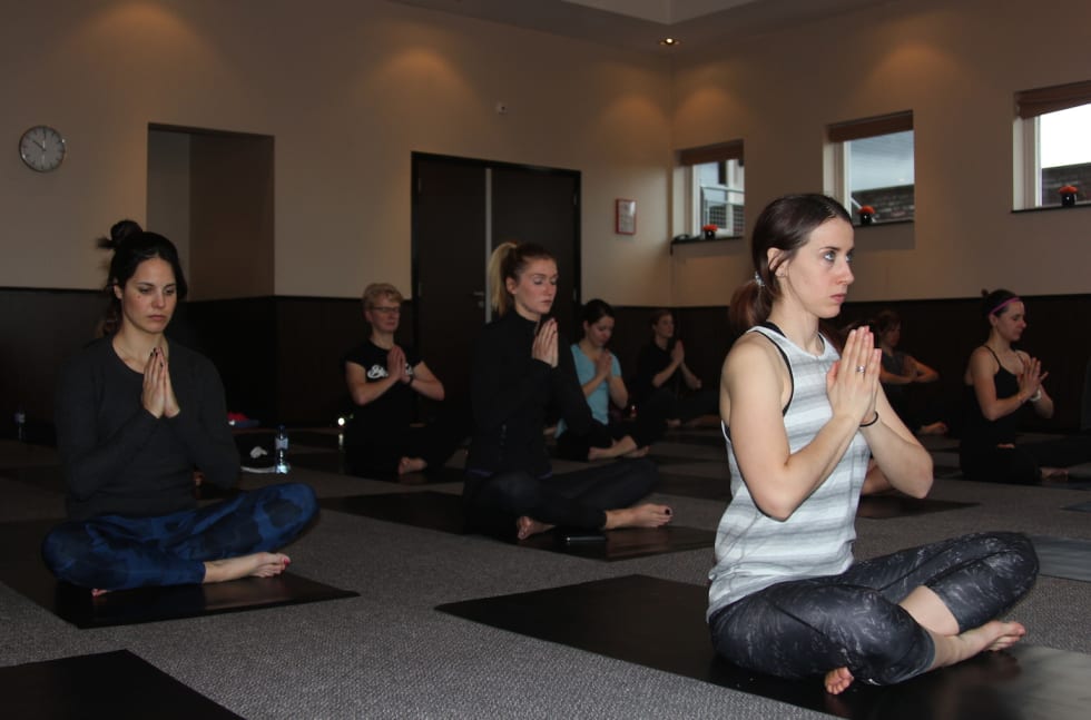 YOGA: Med lululemon som en av sponsorene får rytterne også innføring i flere bevegelsesformer. Her fra yogatimen med både sponsorer og ryttere like før årets lagpresentasjon. Foto: Ingeborg Scheve Yoga KatieSue OLivia 1400x924