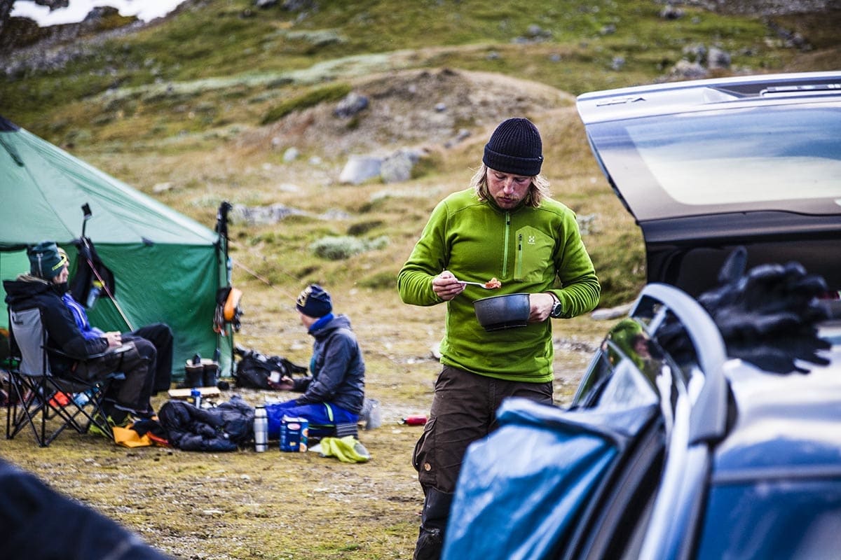 MIDDAG: Joakim Danielsson stapper i seg et velfortjent måltid etter en hel dag på breen. Foto: Martin Olson