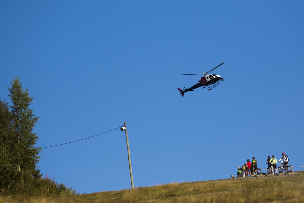 HELIKOPTER: Når man hører helikopterduren, så vet man at syklistene nærmer seg. Når man ser helikopteret tydelig, så er det like før de kommer. Foto: Snorre Veggan 27 - birken2017-0473a