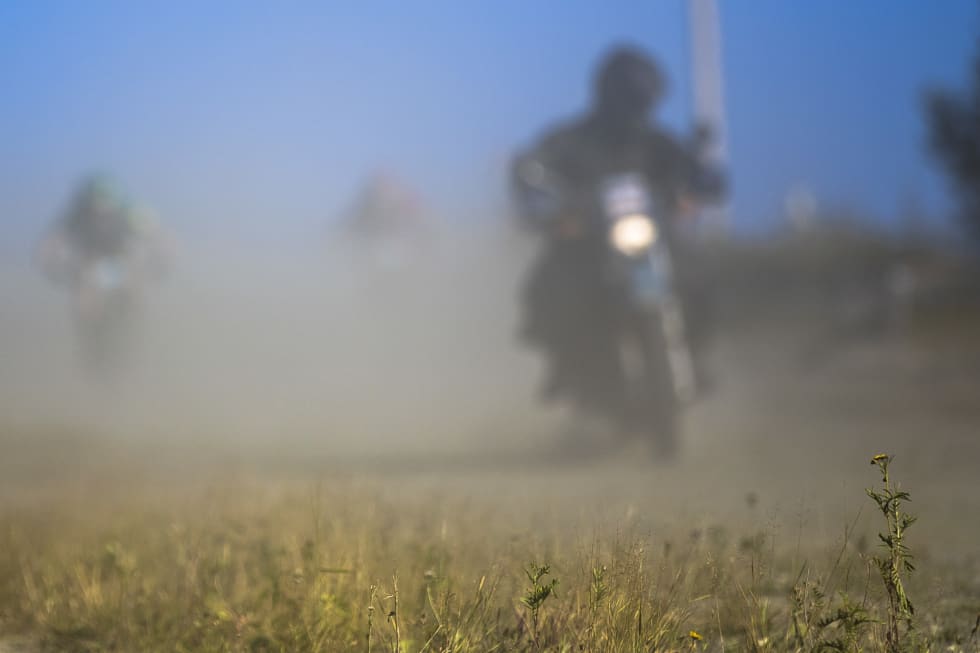 STØV: Ikke like lett å få syklistene i fokus når støvskyen ligger tett langs bakken. Foto: Snorre Veggan 28 - birken2017-0517a