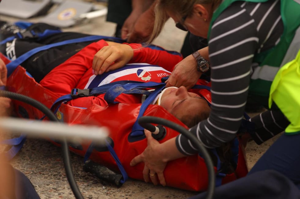 Mille Johnset endte sitt finalerun i Skottland på båre. Foto: Sven Martin Mille Johnset - crash Fort William WC 2018 - Sven Martin 1400x933