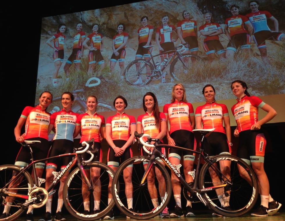 PRESENTASJON: De fleste rytterne var på plass under lagpresentasjonen i Kaatshoevel i Nedersland forrige uke. Foto: Ingeborg Scheve Team best - Scheve 1400x