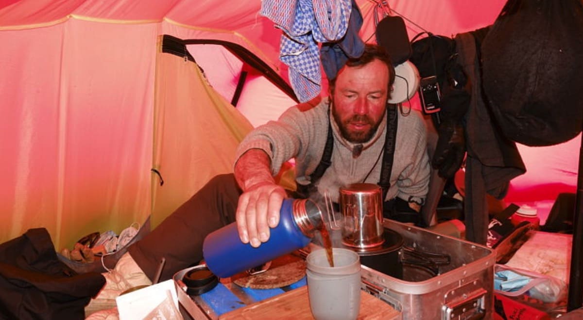 BARISTA: Havregrøt og tørrmat, jo visst, men også en kopp nykvernet kaffe hver dag med bønner fra alle verdenshjørner. Foto: Vegard Ulvang