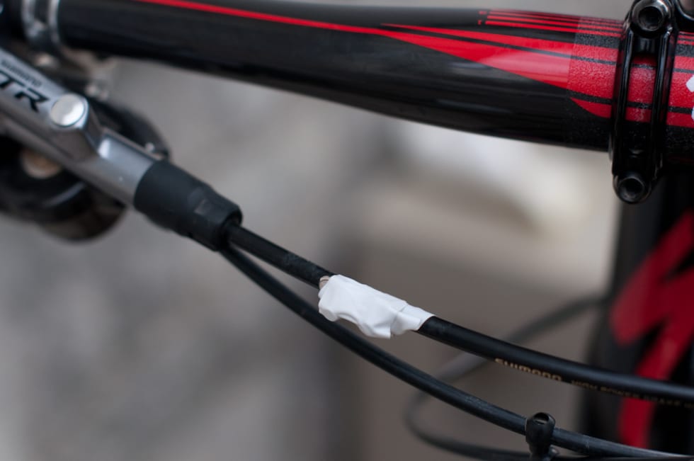 PÅ SLANGEN: Tape fast en kjedelink på bremseslangen så har du den tilgjengelig når du trenger den.