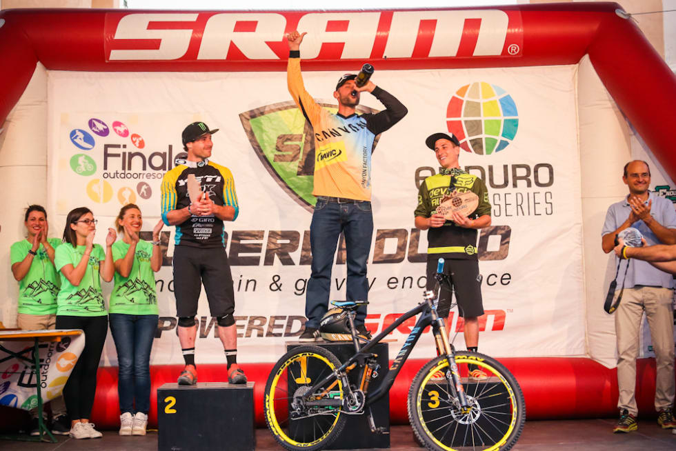 TILBAKE PÅ TOPP: Fabien Barel vant historiens første EWS-konkurranse i 2013. I år tok han sin andre EWS-seier i sesongens siste konkurranse. Foto: Jeremie Reuiller/canyon