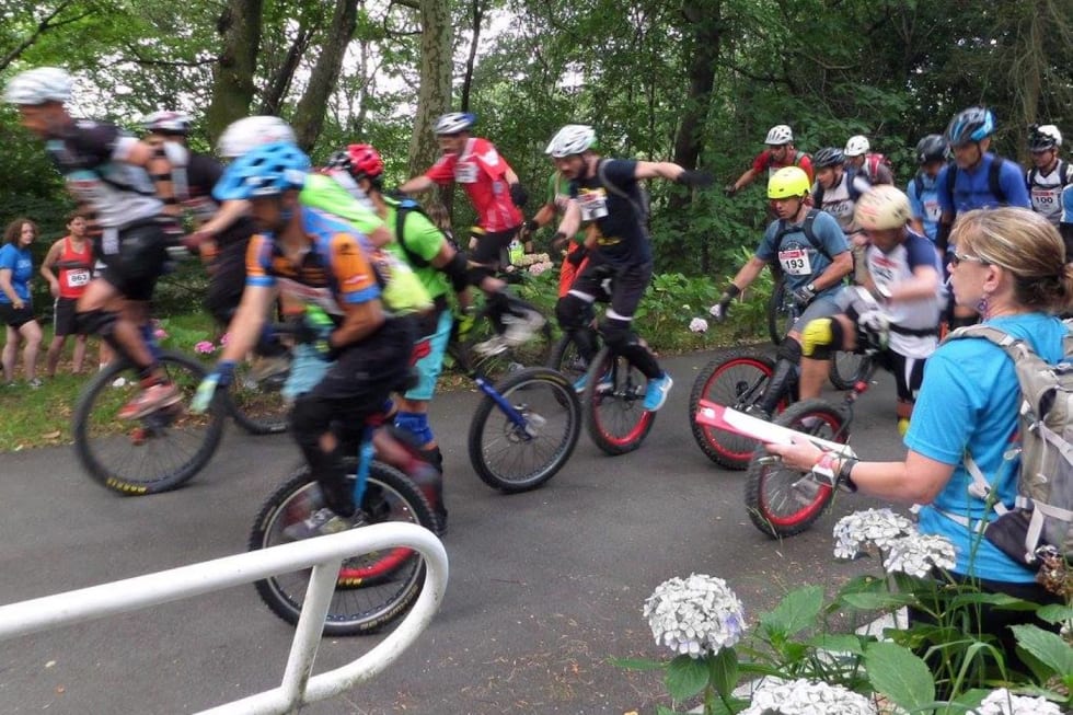 Mountain Unicycle Race i Spania i fjor høst var Josh Stintons andre veldedighetsprosjekt. Foto: Carlos Medina Mountain Unicycle Race Start - Foto Carlos Medina 1400x933