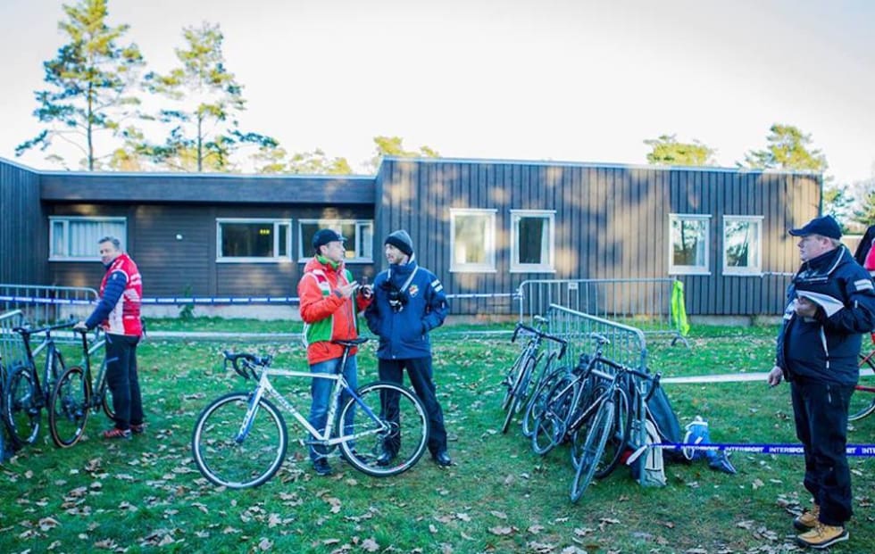 DISKUSJON: Dommerne diskuterer lisenskravet med støtteapparatet på NM i Arendal. Foto: Pål Westgaard NM dommere - Pål Westgaard copy 1000x634