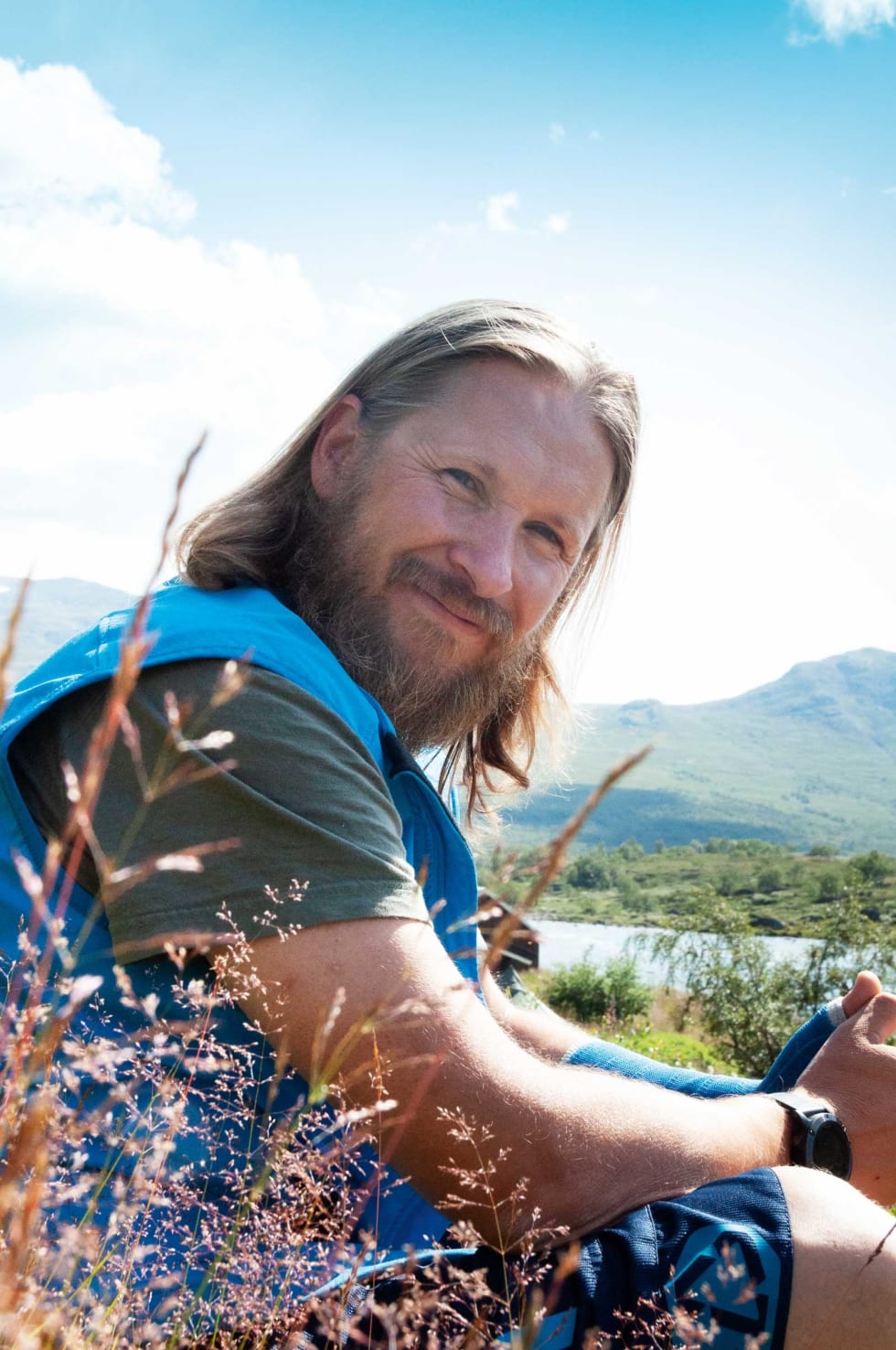 GJENDESHEIM: Når det plutselig blir rolig, så er det godt å sette seg i graset. – Da kan jeg nok kjenne en tilhørighet, en drivkraft i naturen her, sier Marius Haugaløkken. Foto: Gunhild Aaslie Soldal