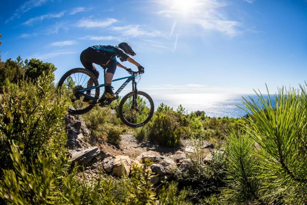 FINALE: Endurodestinasjonen på den Italienske Rivieraen har vært testdestinasjon for den nye Strive-sykkelen. Her Ines Thoma i et svev over Middelhavet.