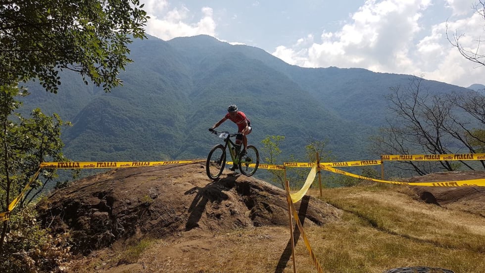 Tobias Johannessen underveis i dagens rundbaneritt. Foto: Lars A. Johannessen Tobias Johannessen - EM Italia 2017 - Foto Lars A Johannessen 1400x788