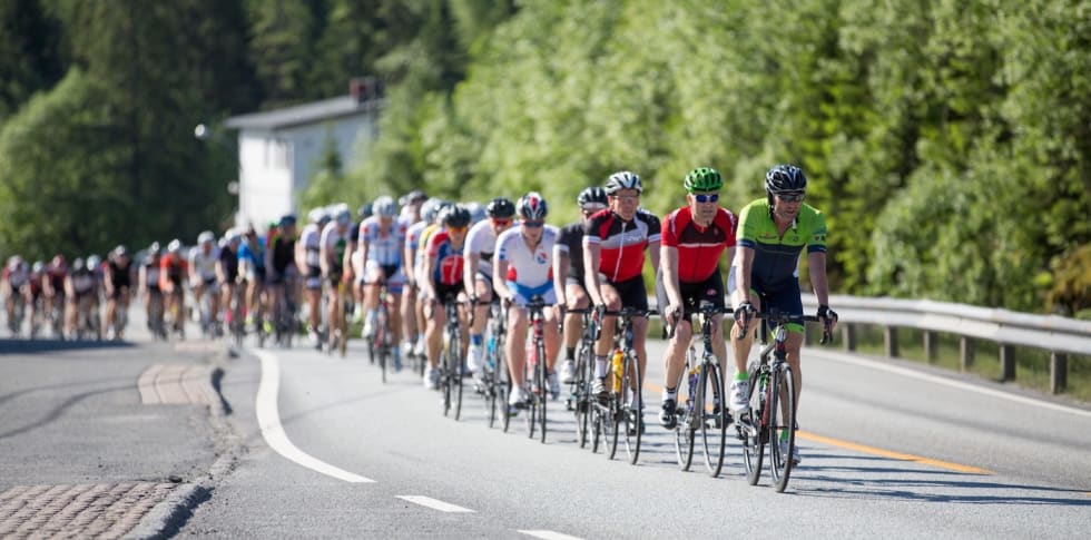 SUKSESS: Tyrifjorden Rundt har lansert et attraktivt konsept i fellesstarten, mener Even Chiodera. Foto: Sylvain Cavatz Tyrifjorden Rundt 2016 - Sylvain Cavatz 1400x693