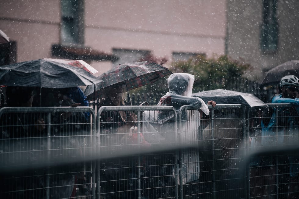 VÅTT: Tilskuerne venter i regnet, Paris-Nice 2013. Illustrasjonsfoto, Kristof Ramon.